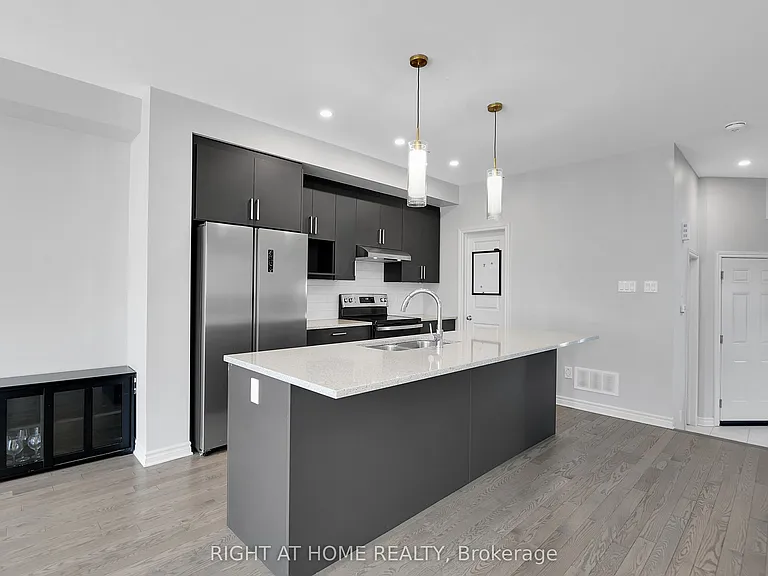 45 Mandevilla Cres — Photo 12