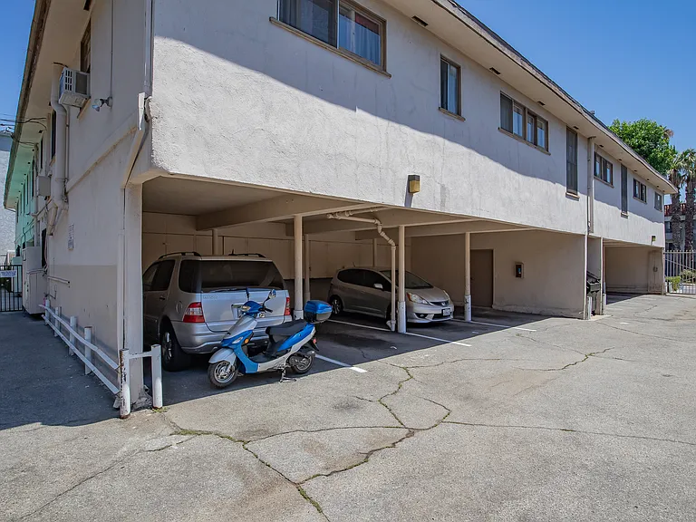 4427 Woodman Ave #1X1 — Photo 9