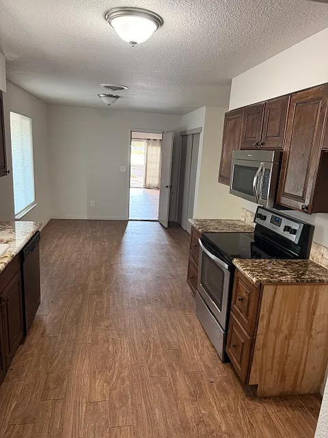 3 bed, 1730 sqft, $2,500 — Photo 3