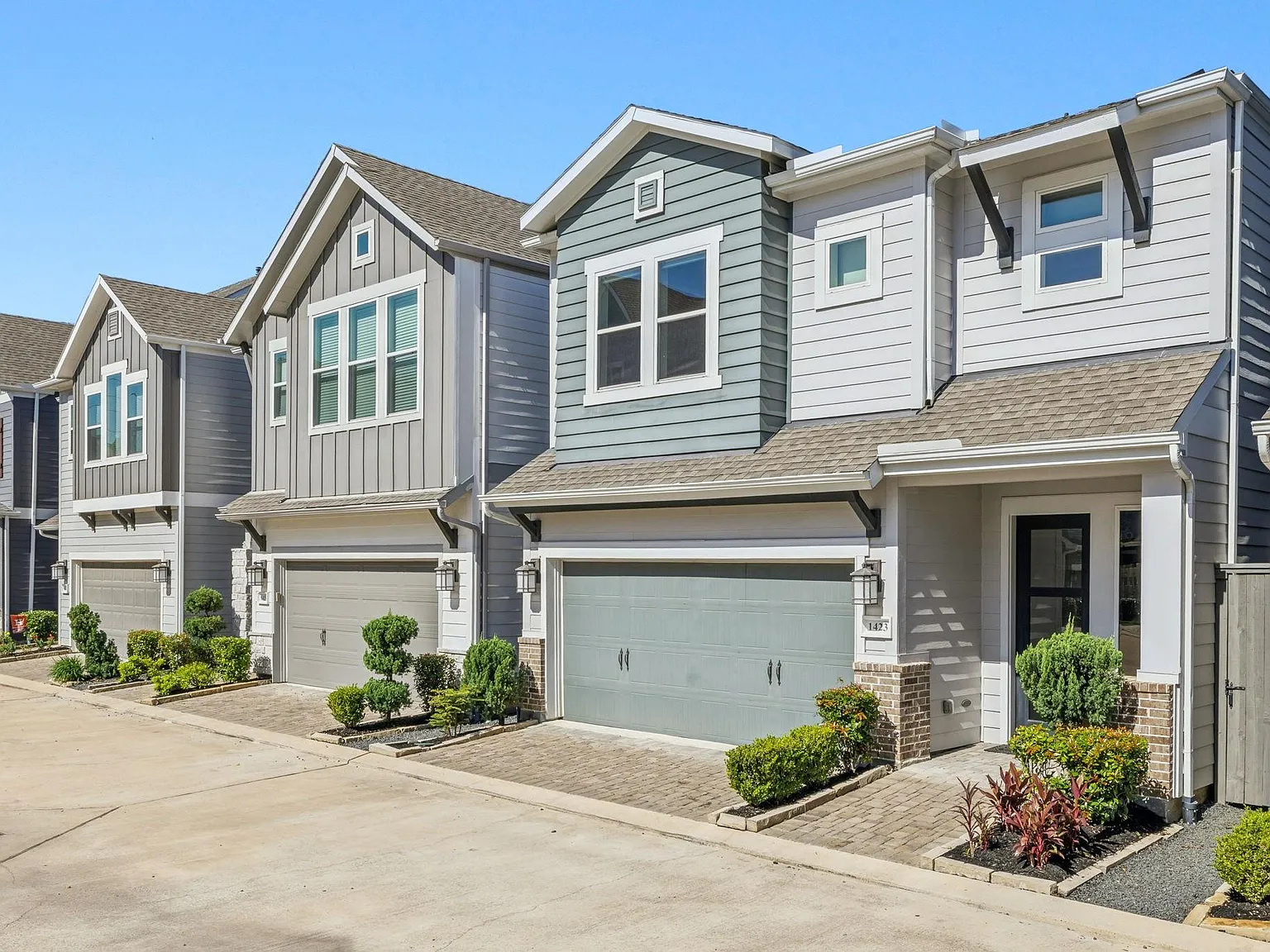 3 bed, 2.5 bath, 2253 sqft, $3,549 — Photo 2