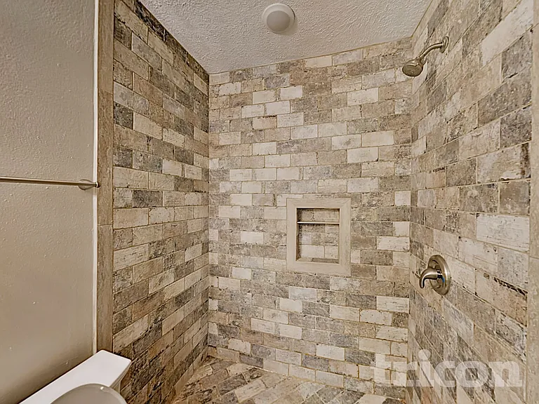1050 Maclesby Ln — Photo 15