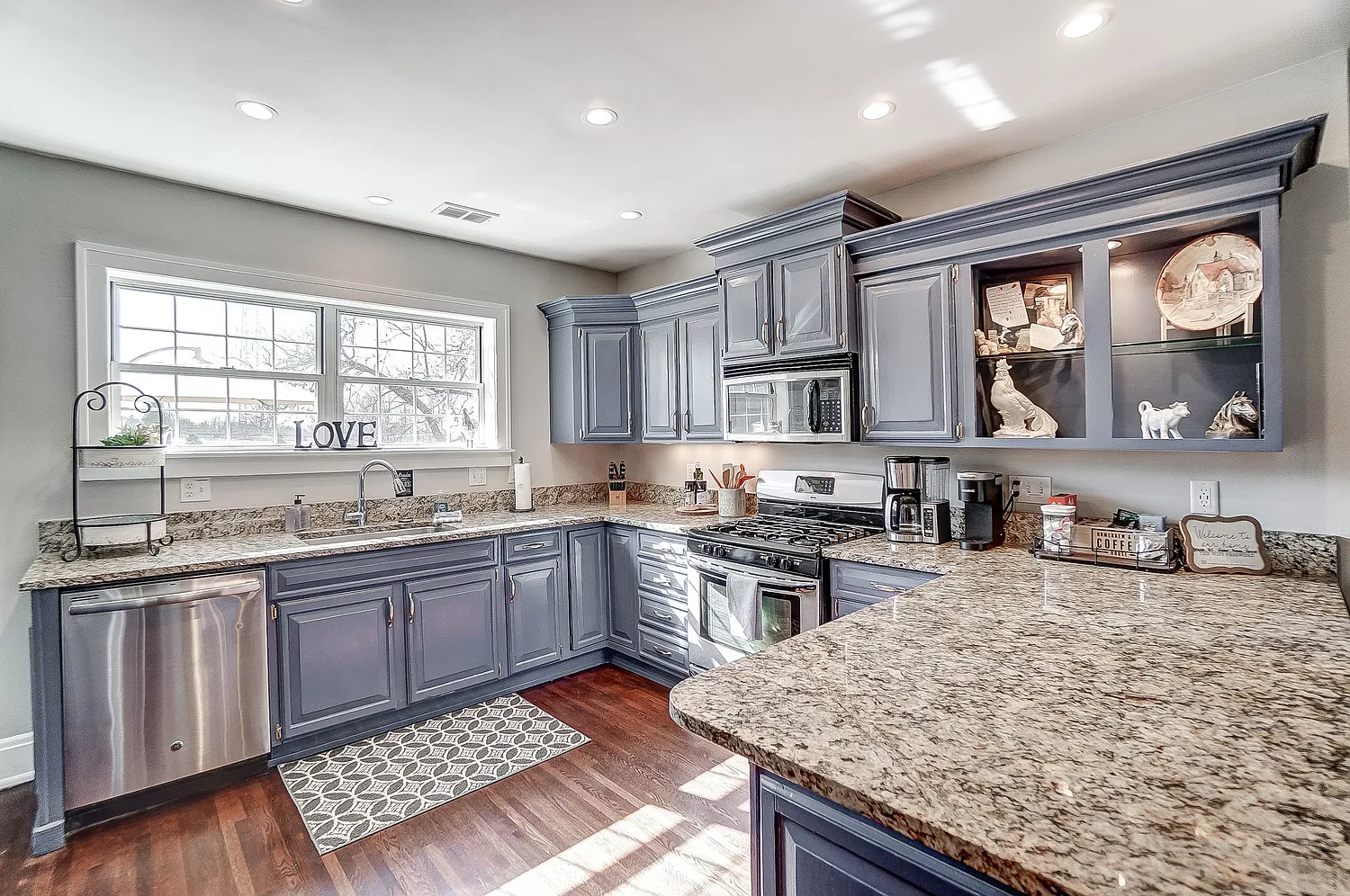 4 bed, 3.5 bath, 3400 sqft, $5,495 — Photo 2