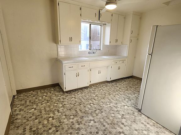 4th image of 3001-3015 Crane St #3003