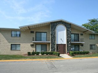 110 W 66th St APT 6, Westmont, IL 60559