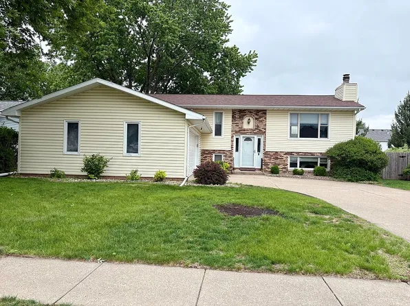 3885 Tam O Shanter Dr, Bettendorf, IA 52722
