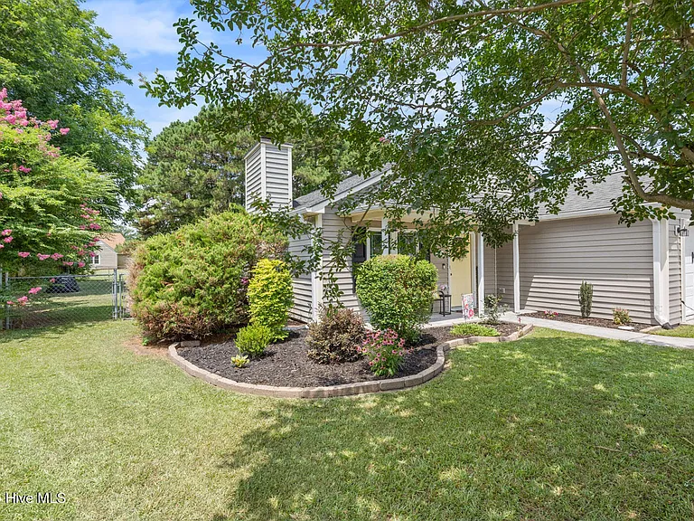 211 Clydesdale Ct — Photo 2