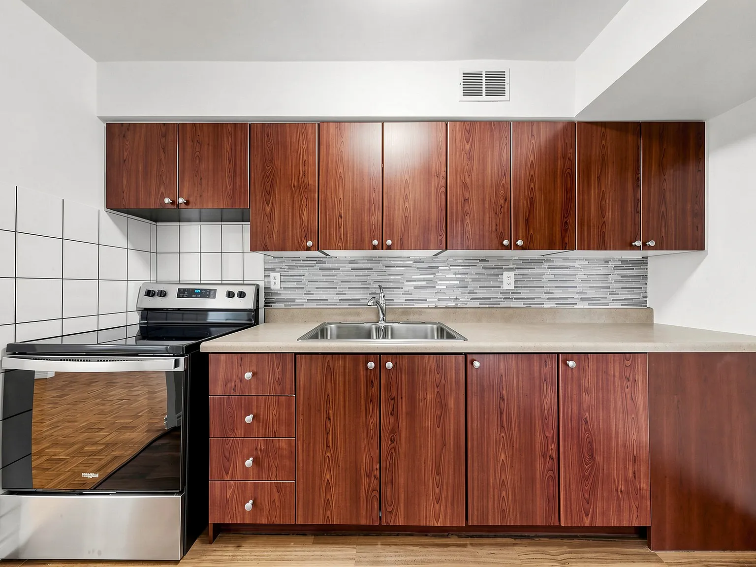 38 Lambton Avenue — Photo 3