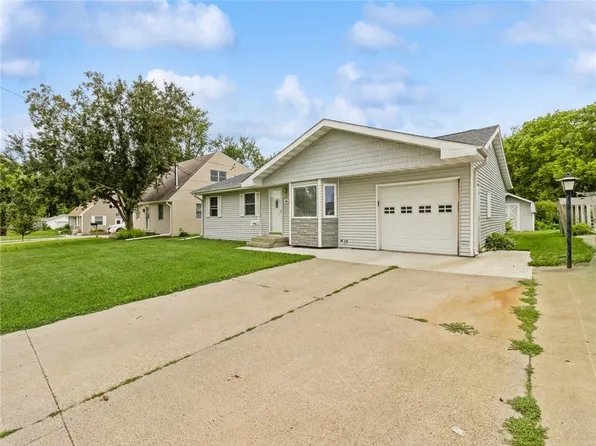 805 E 14th St N, Newton, IA 50208