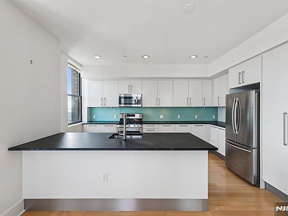 3rd image of 4 Beacon Way