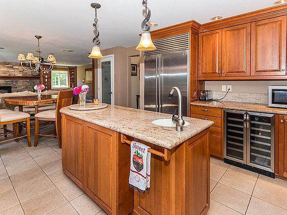 4th image of 1726 Vicki Ct NE