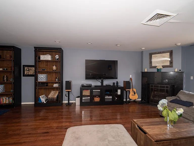 300 Gorge Rd #2 — Photo 7
