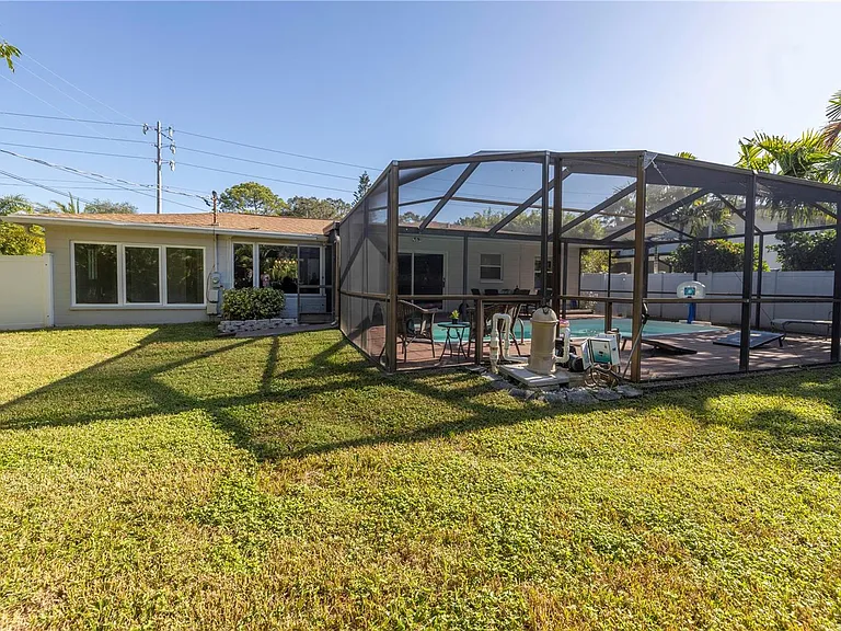 610 Cordova Blvd NE — Photo 35