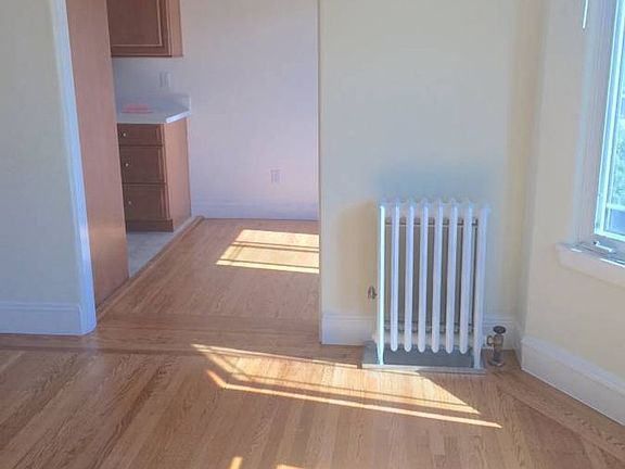 5th image of 2240 Bay St APT 202