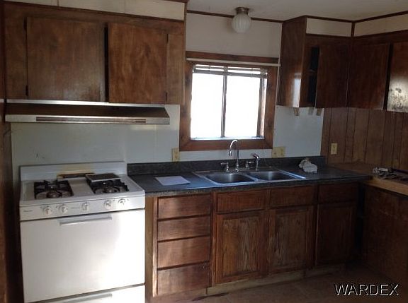 4th image of 2107 Balboa Dr