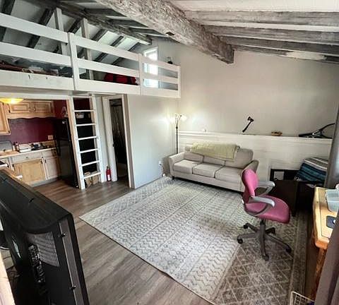 2nd image of 860 Broad St #2