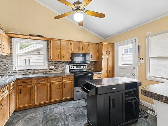 4th image of 105 Willow St