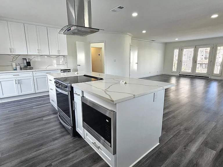 Lindbrook Manor Apartments — Photo 136