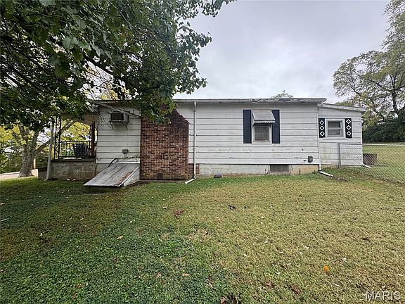 3rd image of 905 Monroe St