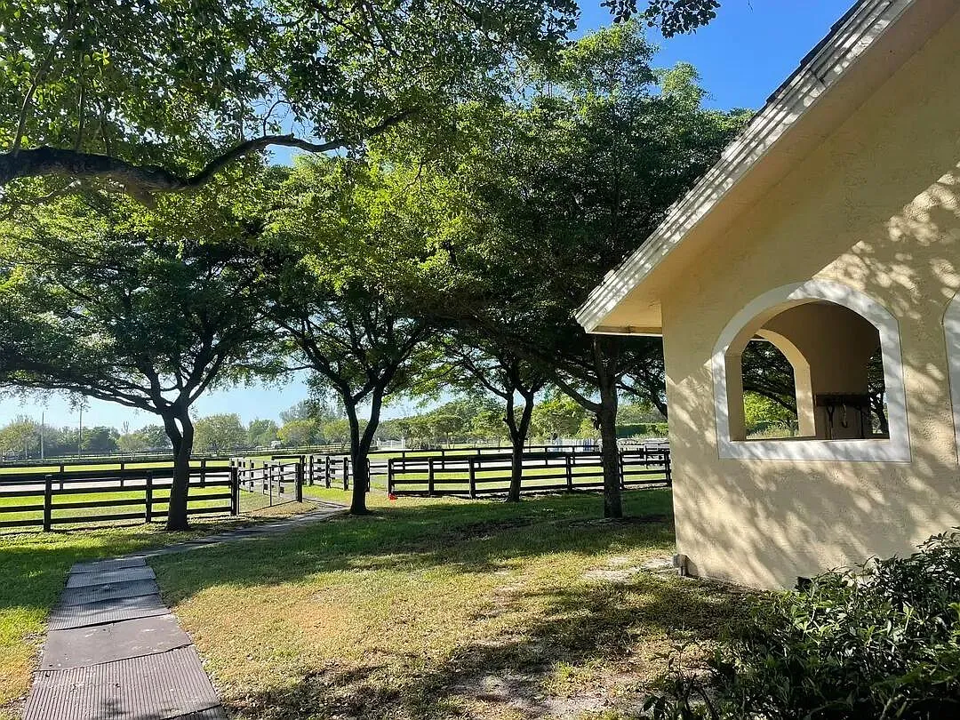 Studio, 1.0 bath, 1000 sqft, $13,000 — Photo 3