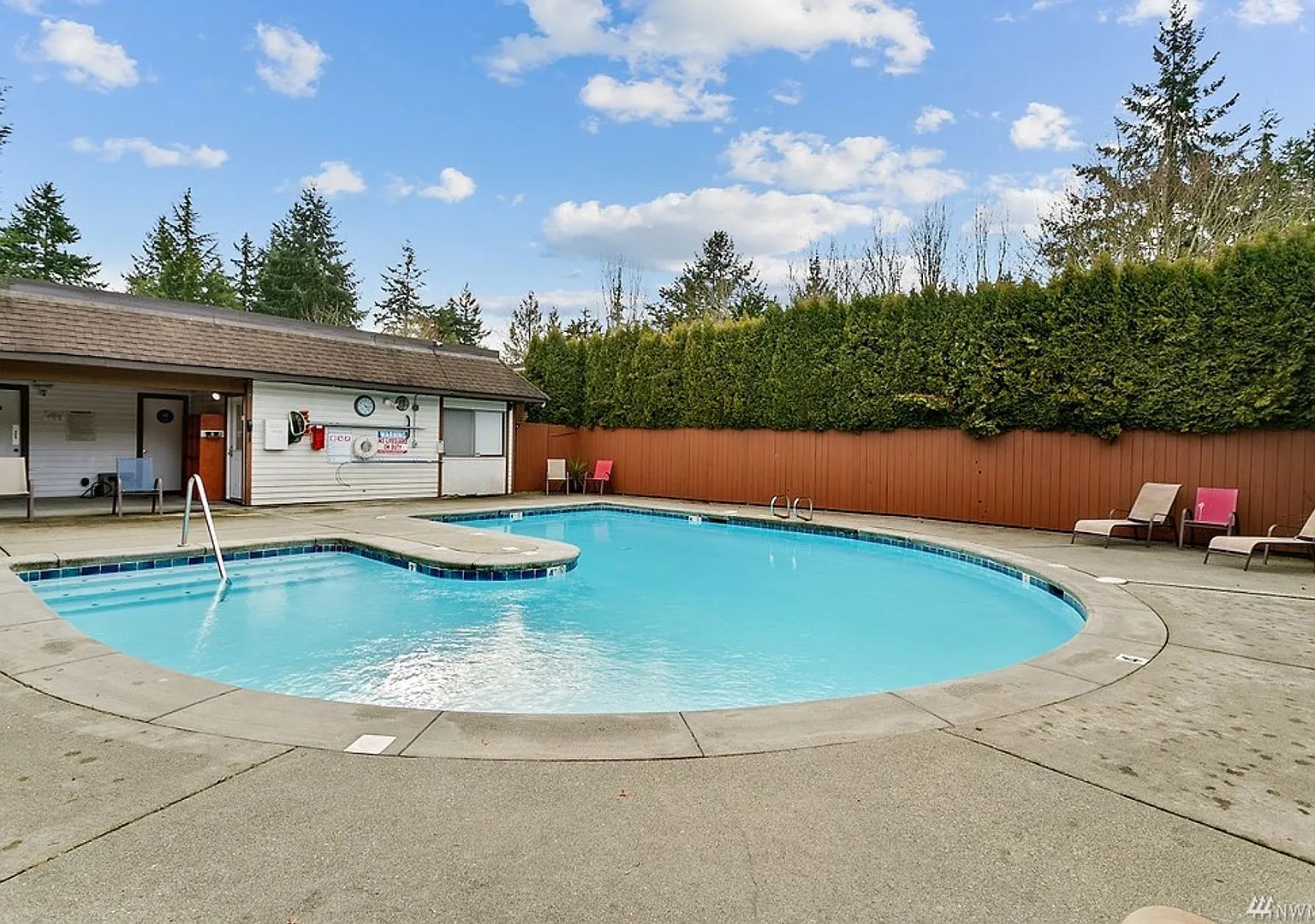 1 Bdrm 1 Bath. Ground Floor Condo Rental. Great Edmonds Location, Swimming Pool! — Photo 1