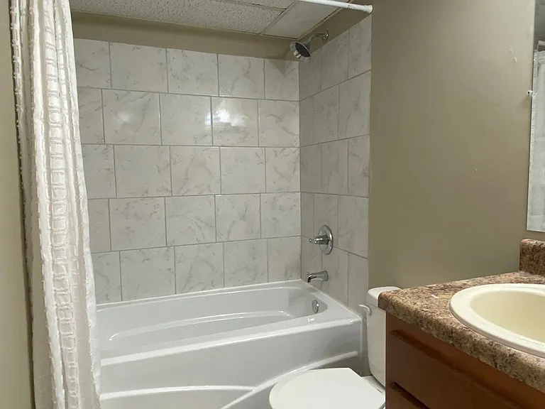 Hillcrest Apartments — Photo 7