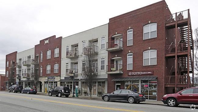 Apartment Building on Frazier Avenue