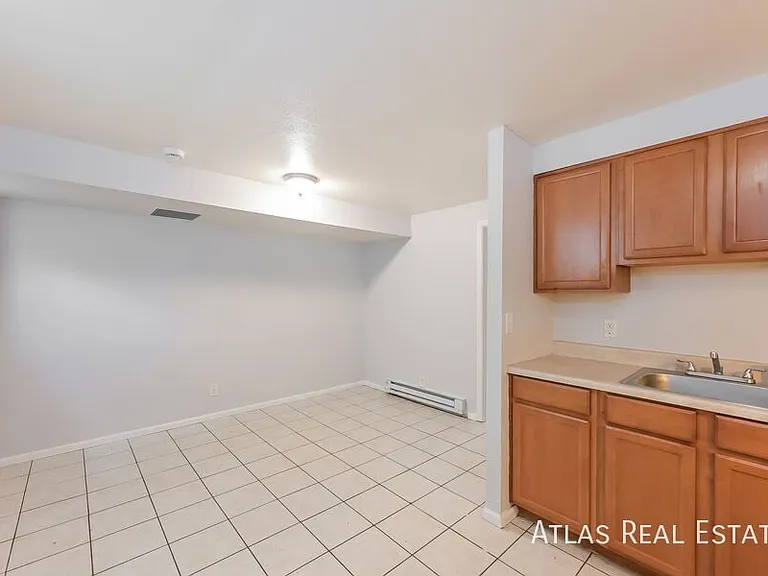 1861 W Mosier Pl #B — Photo 7
