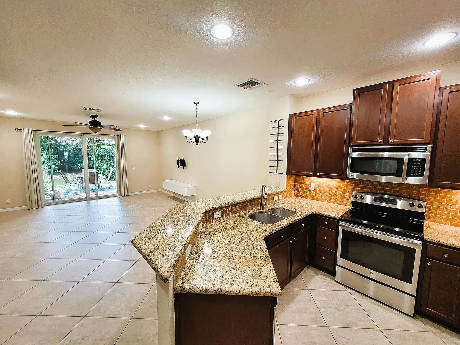 3 bed, 1566 sqft, $3,500 — Photo 3