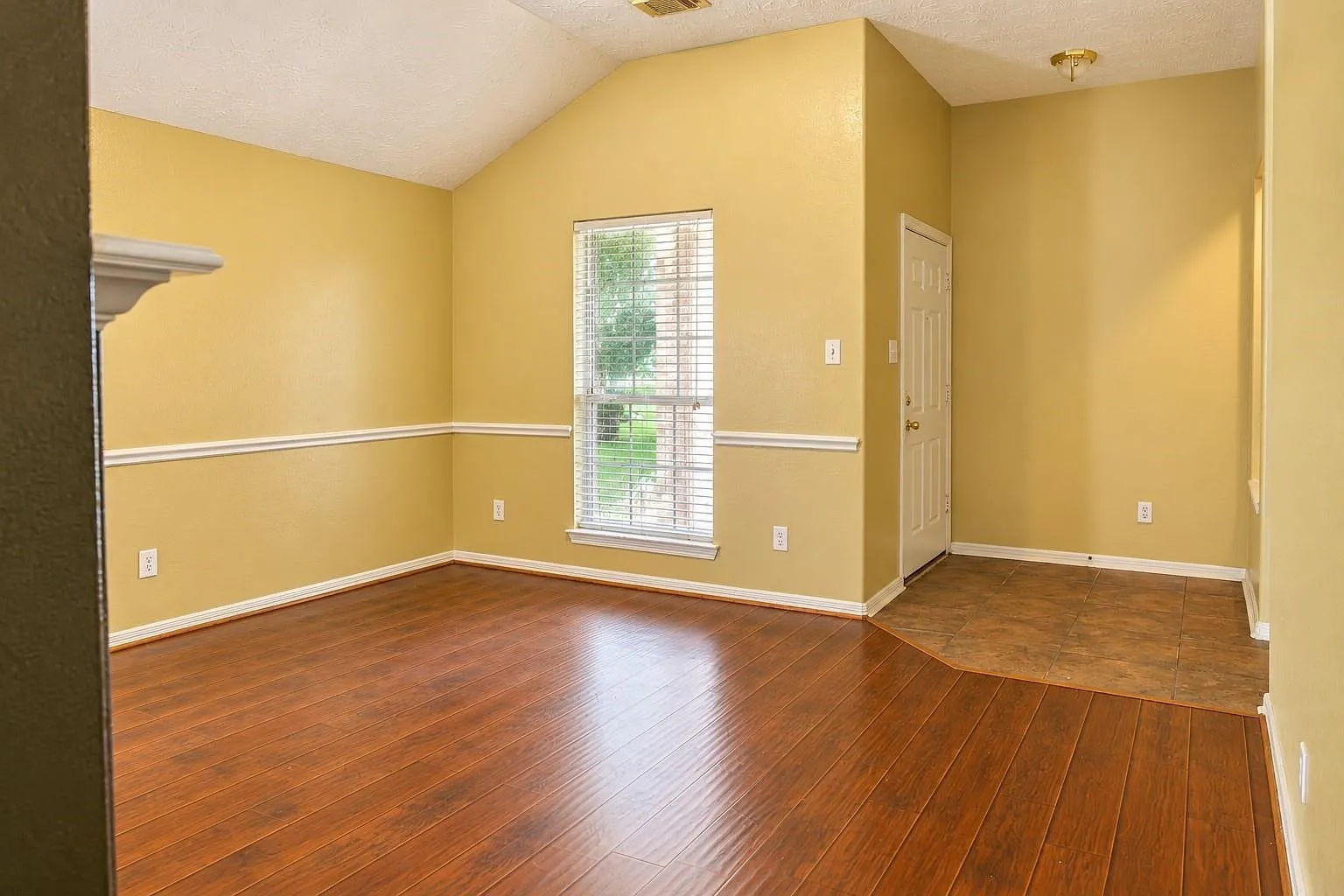 3 bed, 2.0 bath, 1787 sqft, $2,000 — Photo 4