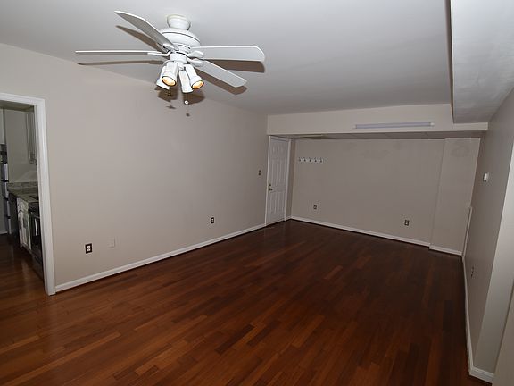 4th image of 1816 Queens Ln #4-225