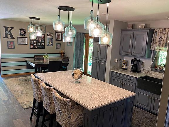 4th image of 19618 Greenleaf Dr