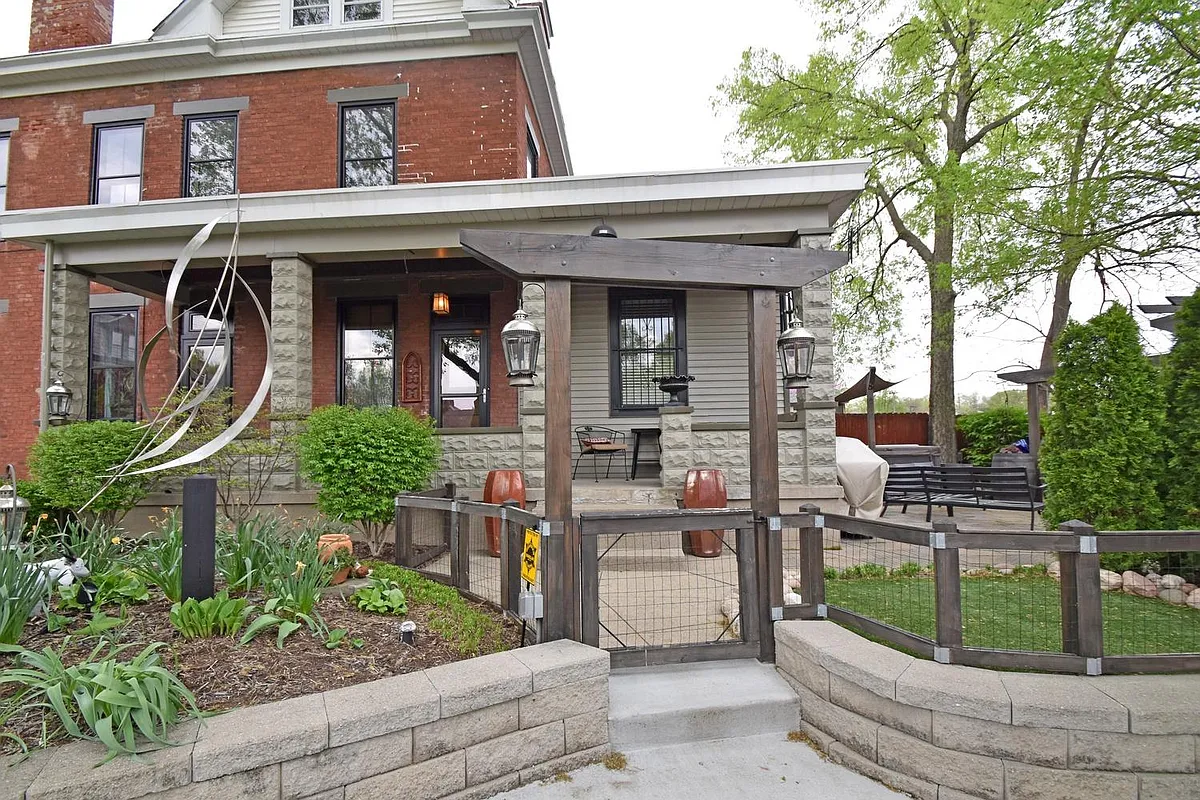 Side entrance to apartment 1. - 4146 Lakeman St #1