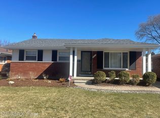 20219 Hunt Club Dr, Harper Woods, MI 48225