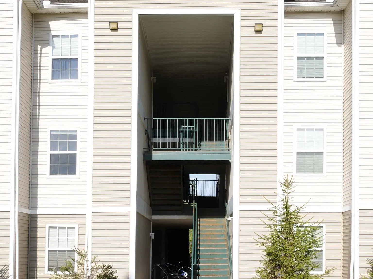South Rock Apartments (Student Housing by the Bed) — Photo 3