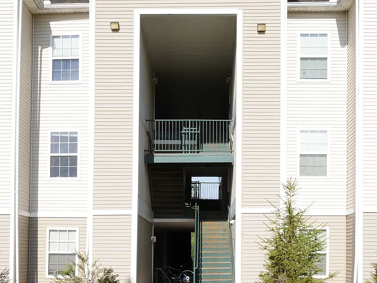 South Rock Apartments (Student Housing by the Bed) — Photo 3