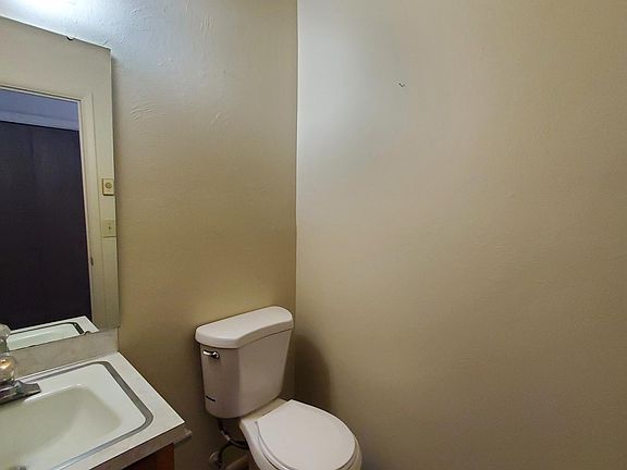 4th image of 392 Saturn Ave