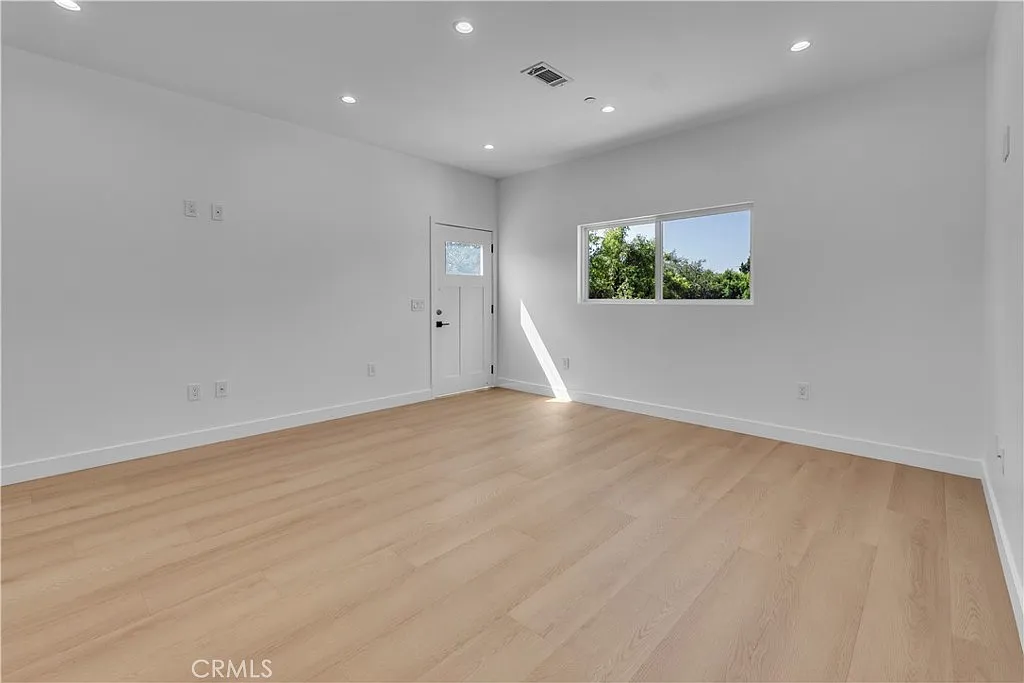 2 bed, 855 sqft, $3,150 — Photo 3
