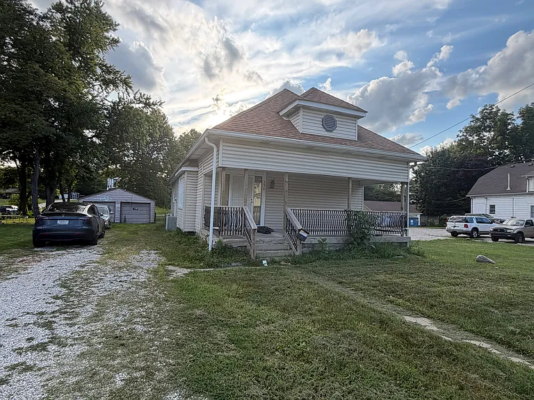 250 S Sherman Dr — Photo 2