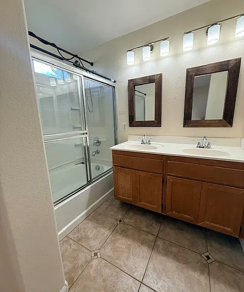 Primary en suite bathroom