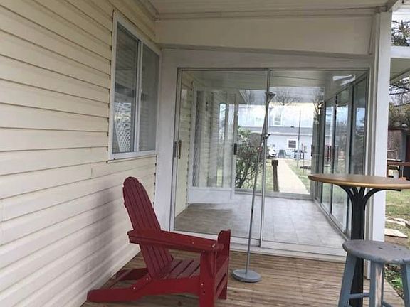 4th image of 829 Locust Corner Rd