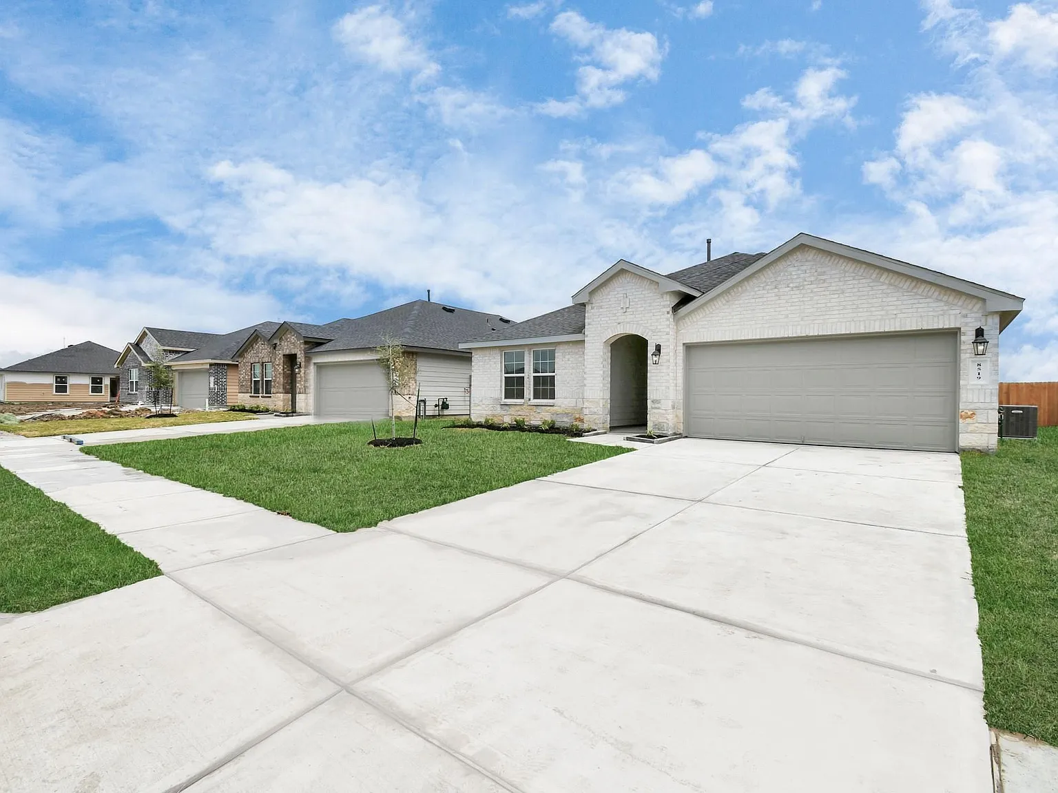 4 bed, 2.0 bath, 2031 sqft, $2,350 — Photo 2