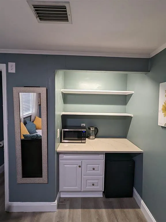 Studio, 1.0 bath, 250 sqft, $879 — Photo 2