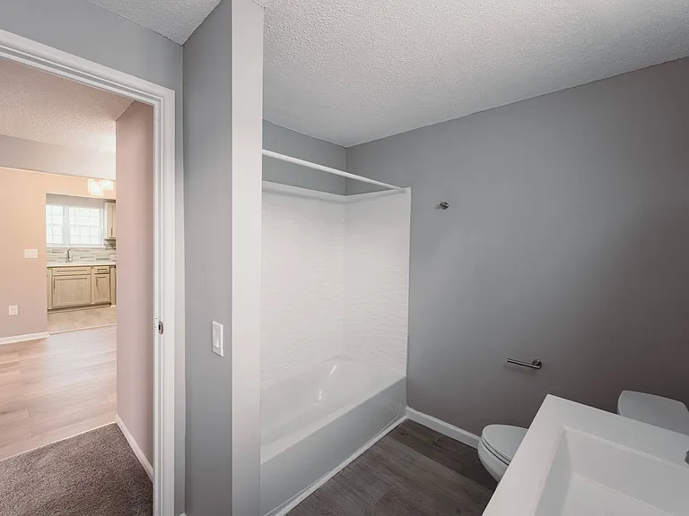 BAY SHORE APARTMENTS — Photo 7