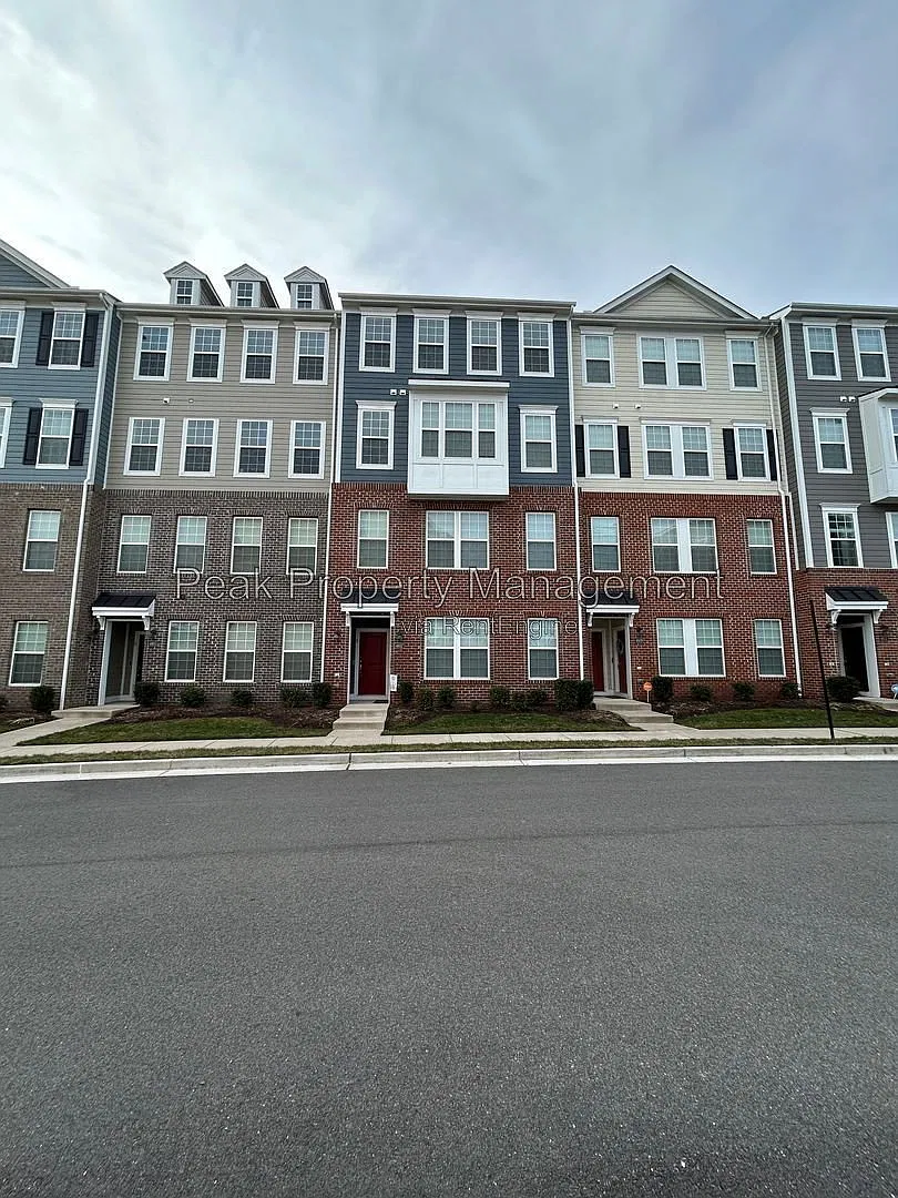 3 bed, 2.5 bath, 2452 sqft, $2,550 — Photo 3