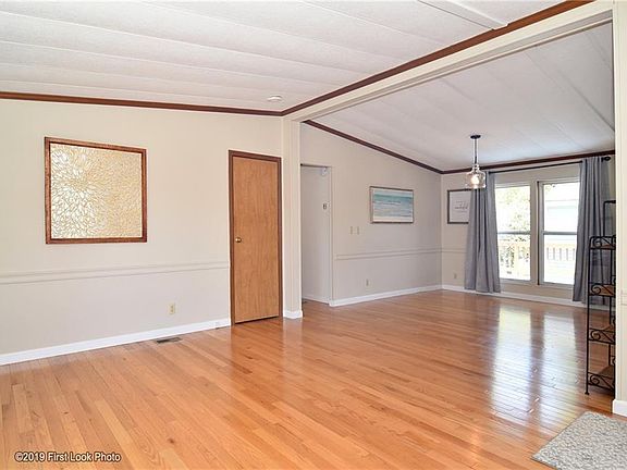 5th image of 83 Holiday Ct