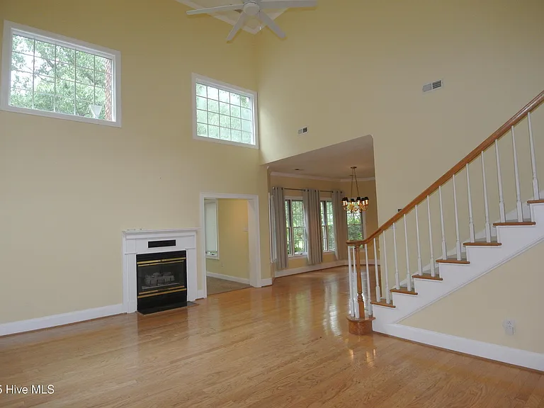 1113 Devonshire Dr — Photo 4