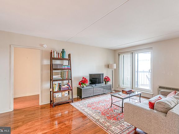 3rd image of 200-10 Lombard St #523