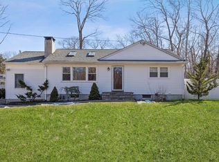 5 12th St, Wading River, NY 11792