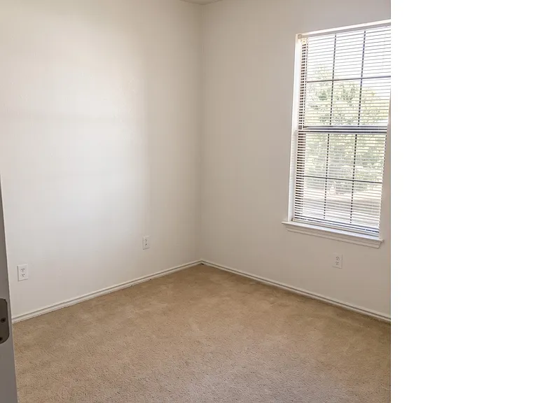 306 Sumac Trl — Photo 5