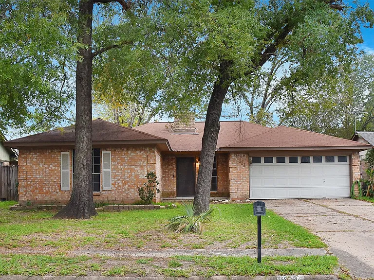 323 Edgeton Ct — Photo 1